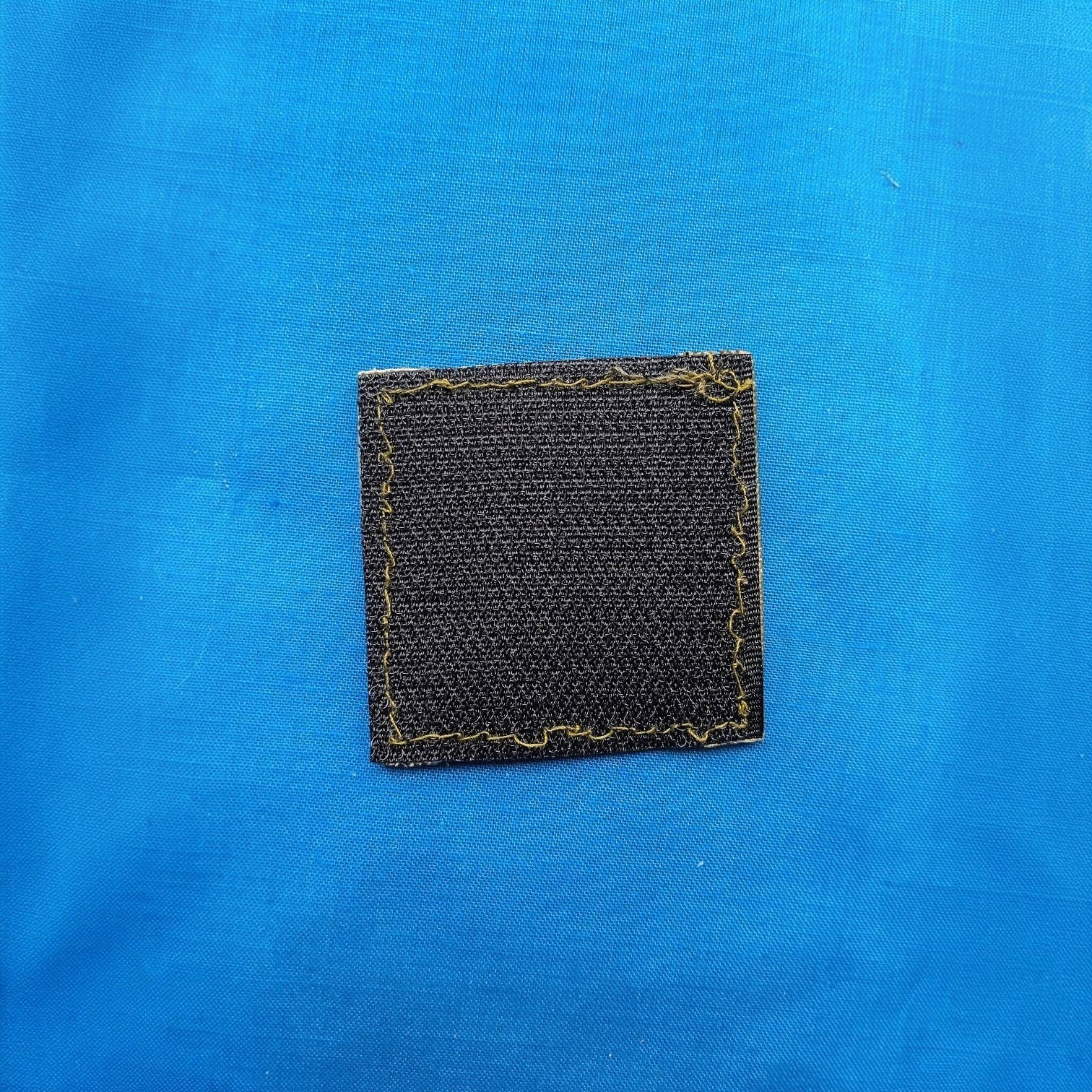 Нагрудний погон Старший лейтенант MAKSIGOR кольору Multicam з Cordura 1000D та кріпленням Velcro на синьому фоні